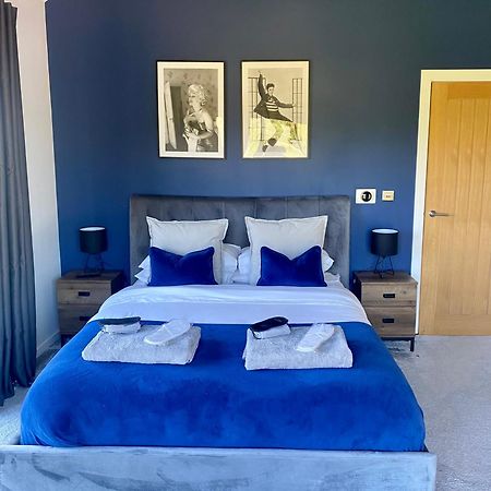 Stunning Modern Home Set In Beautiful Grounds. Bath Luaran gambar