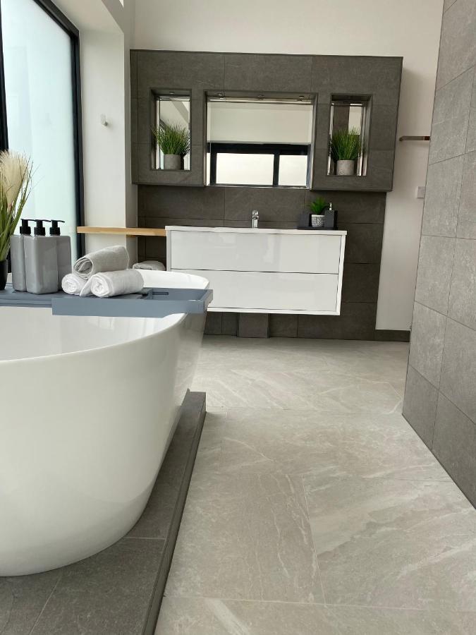 Stunning Modern Home Set In Beautiful Grounds. Bath Luaran gambar