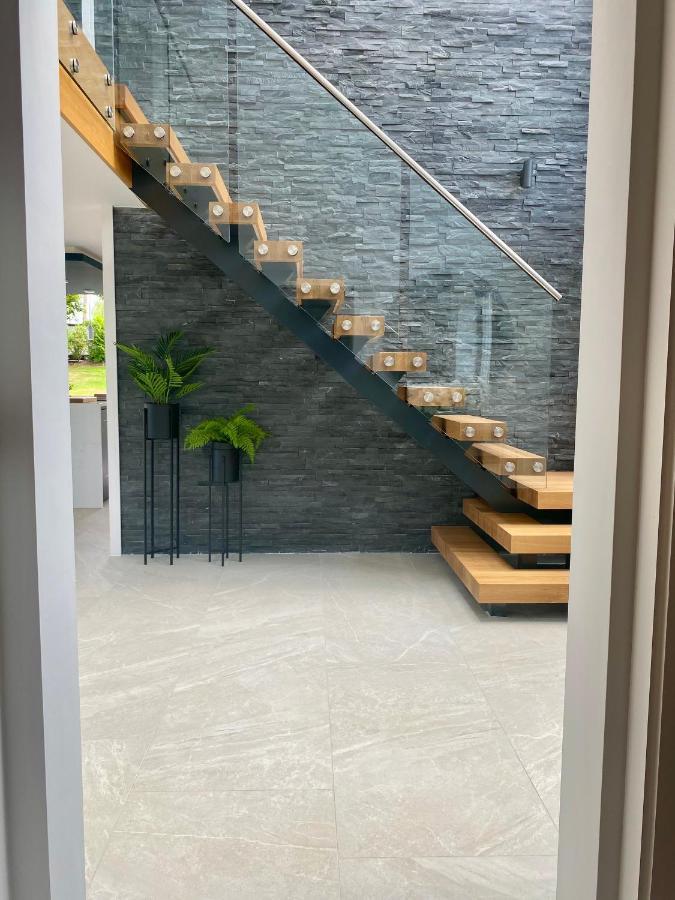 Stunning Modern Home Set In Beautiful Grounds. Bath Luaran gambar