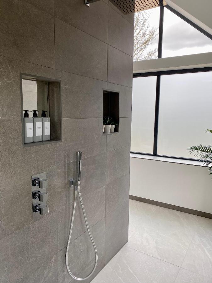 Stunning Modern Home Set In Beautiful Grounds. Bath Luaran gambar