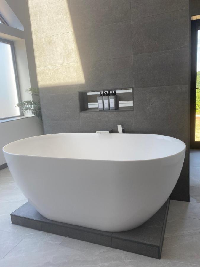 Stunning Modern Home Set In Beautiful Grounds. Bath Luaran gambar