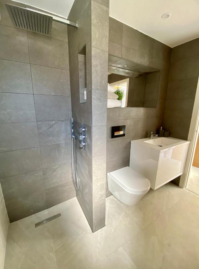 Stunning Modern Home Set In Beautiful Grounds. Bath Luaran gambar