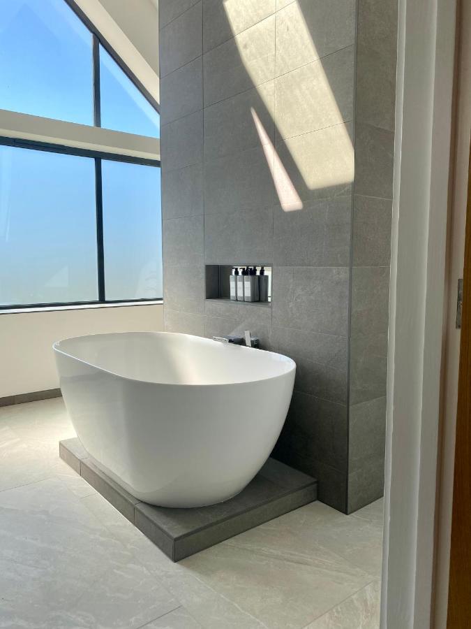 Stunning Modern Home Set In Beautiful Grounds. Bath Luaran gambar