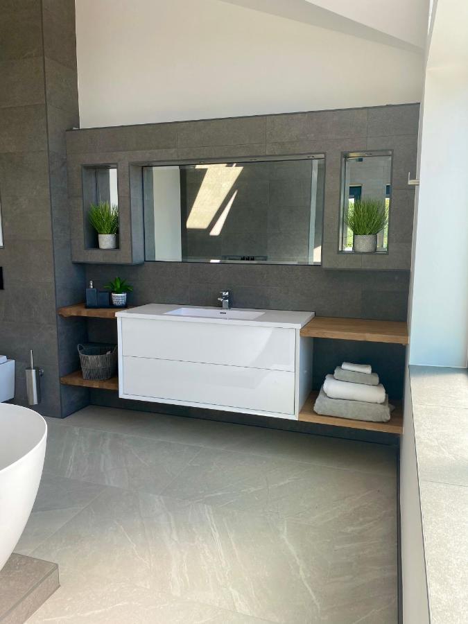 Stunning Modern Home Set In Beautiful Grounds. Bath Luaran gambar