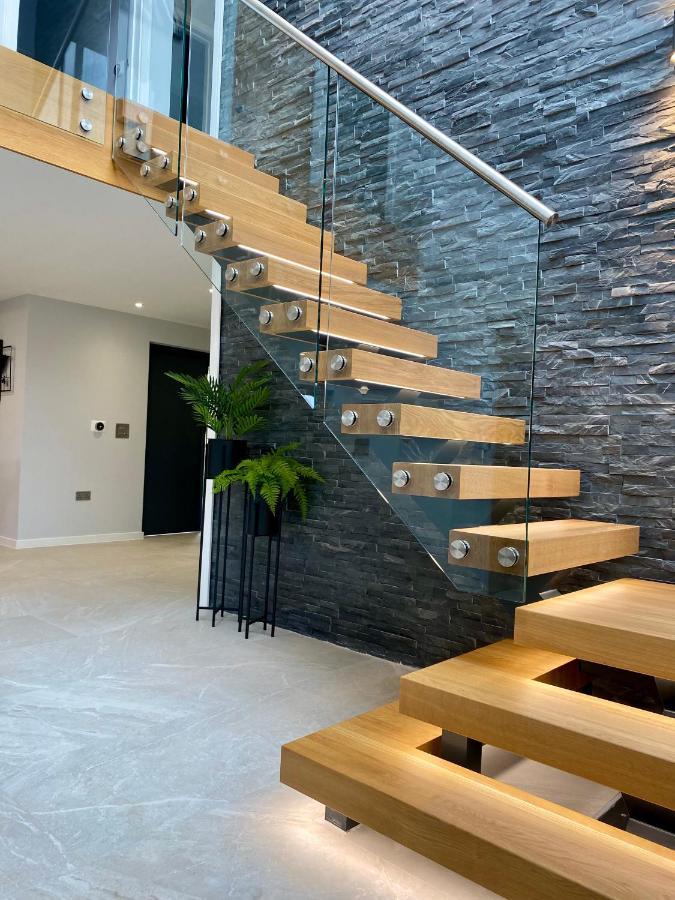 Stunning Modern Home Set In Beautiful Grounds. Bath Luaran gambar