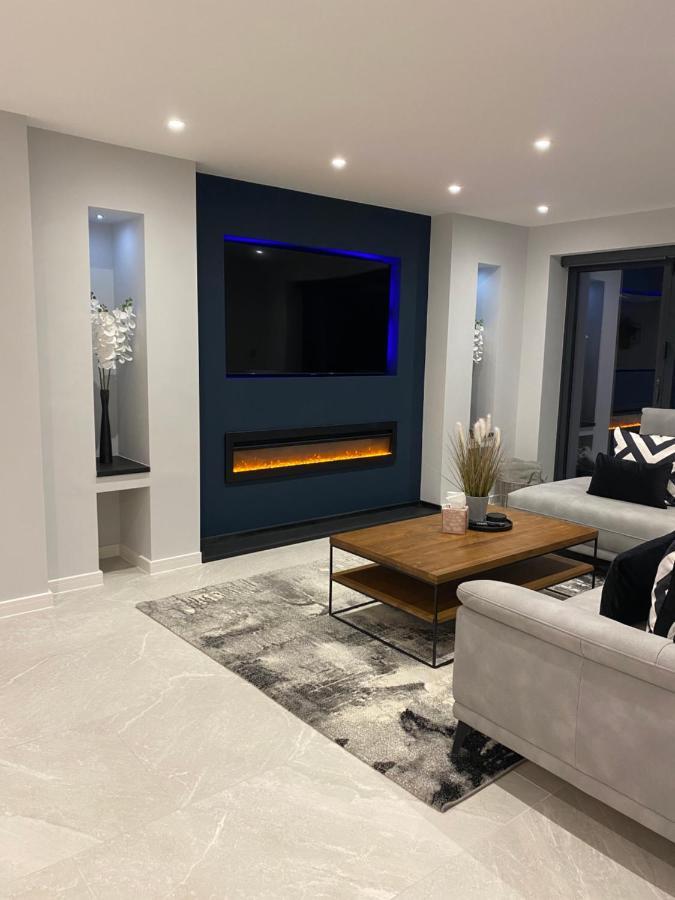 Stunning Modern Home Set In Beautiful Grounds. Bath Luaran gambar