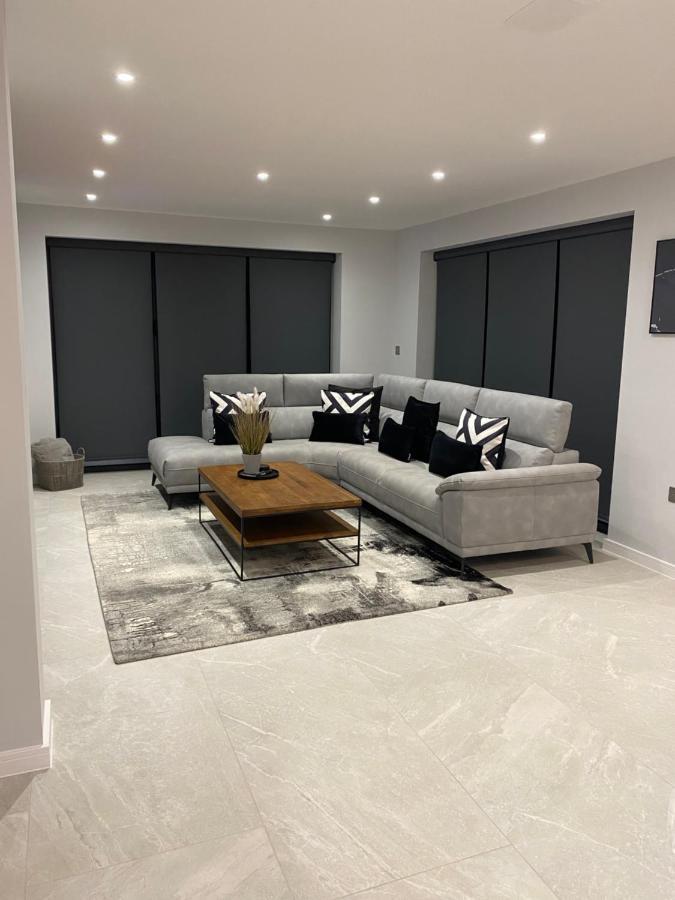 Stunning Modern Home Set In Beautiful Grounds. Bath Luaran gambar