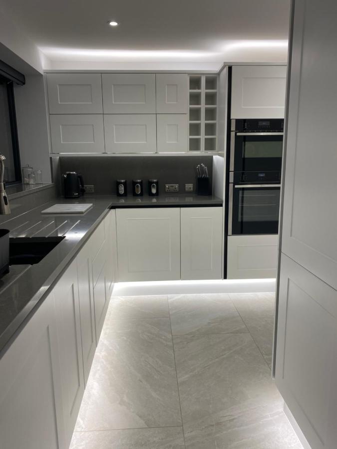 Stunning Modern Home Set In Beautiful Grounds. Bath Luaran gambar