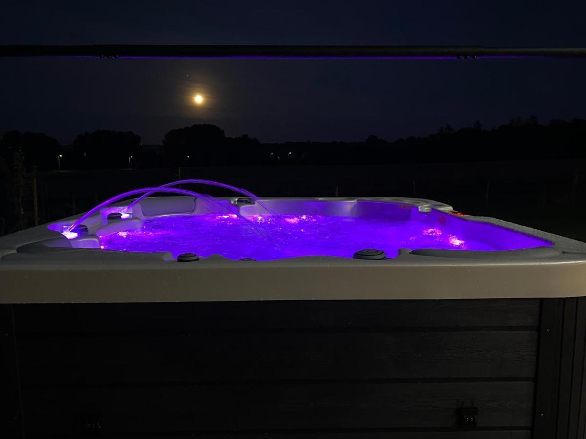 Stunning Modern Home Set In Beautiful Grounds. Bath Luaran gambar