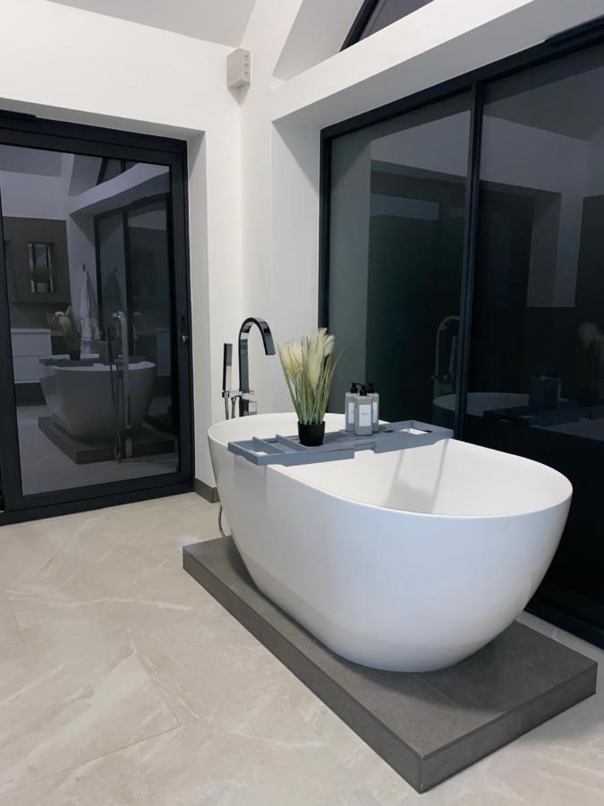 Stunning Modern Home Set In Beautiful Grounds. Bath Luaran gambar