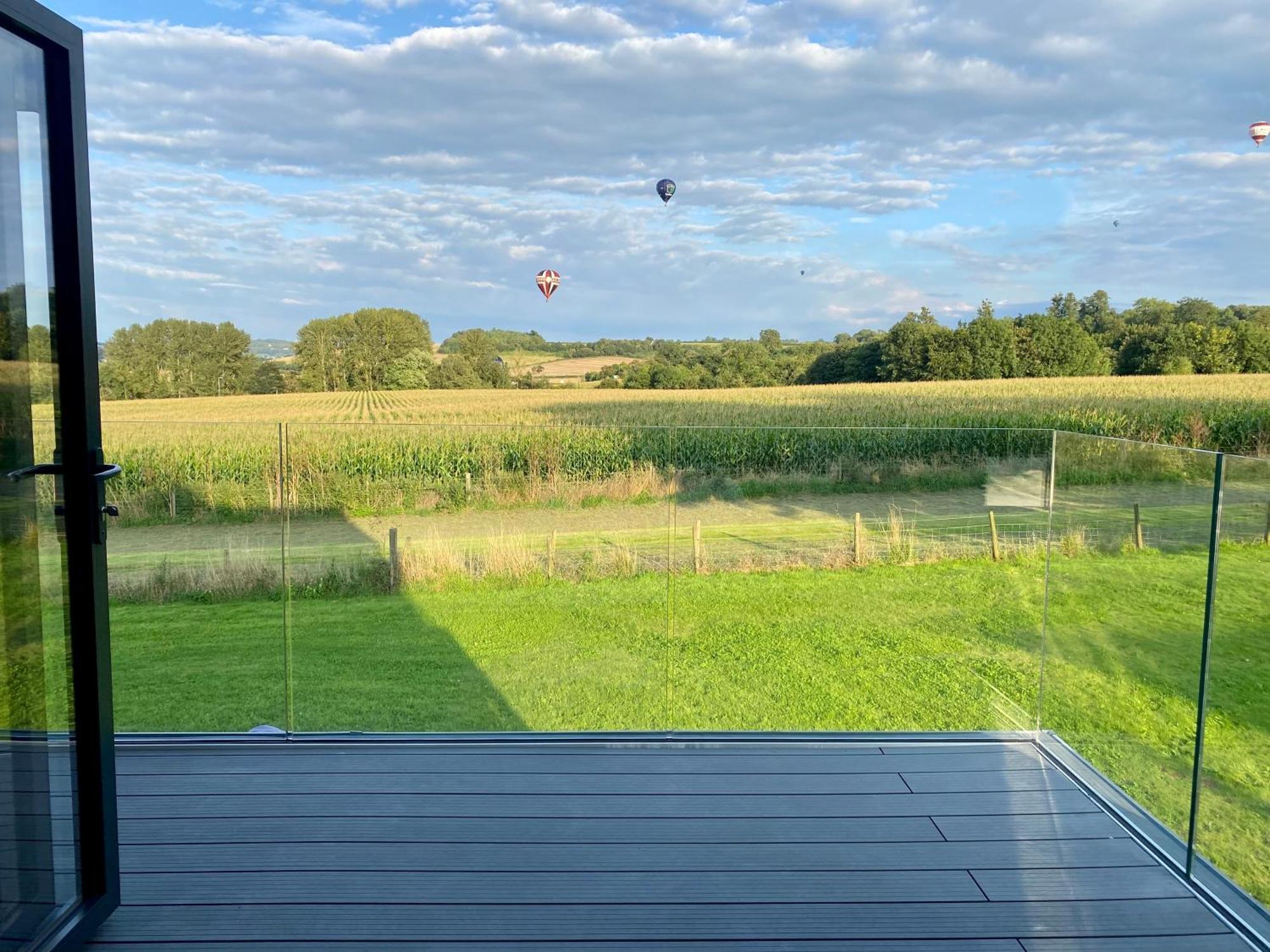Stunning Modern Home Set In Beautiful Grounds. Bath Luaran gambar