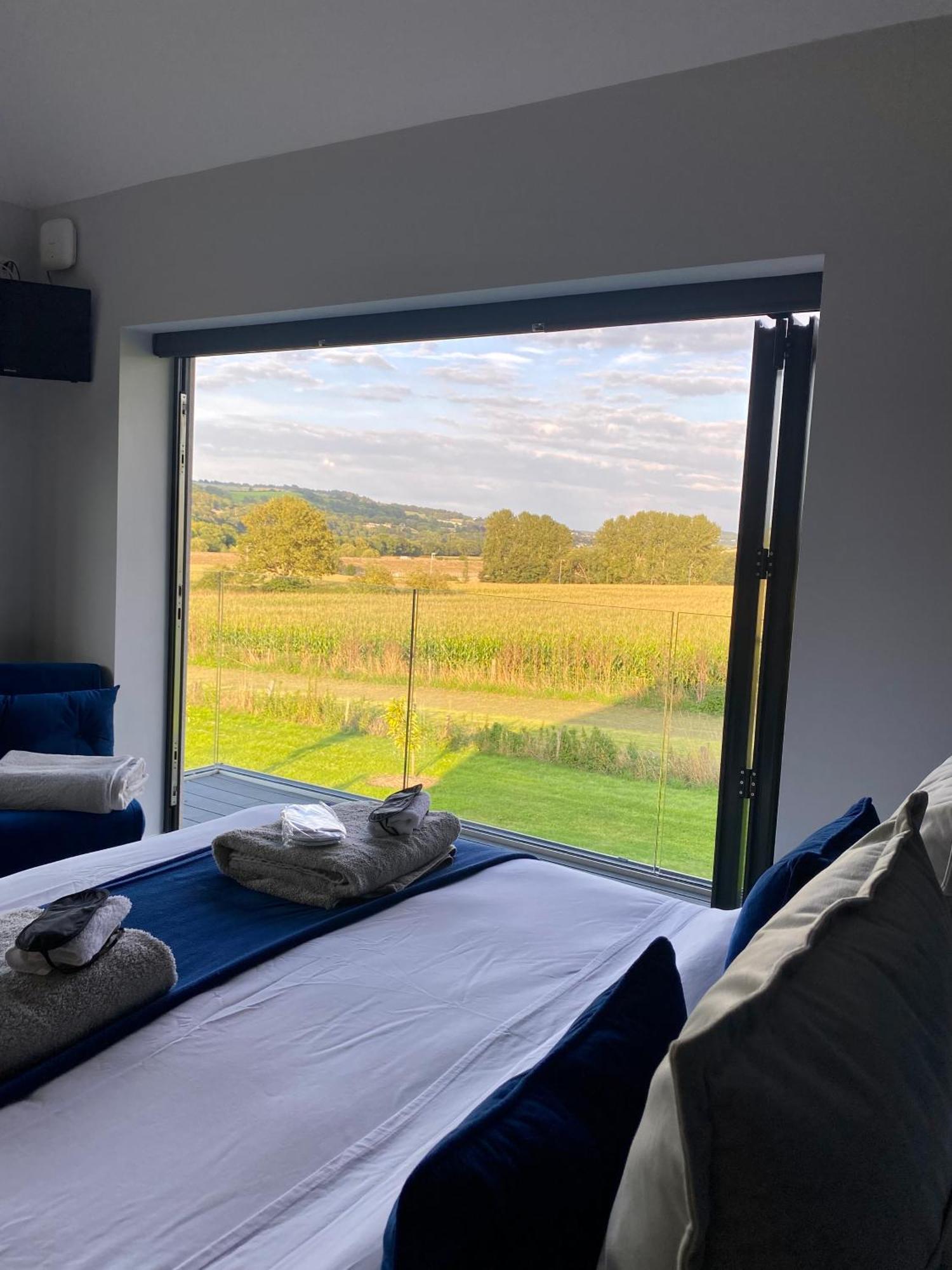 Stunning Modern Home Set In Beautiful Grounds. Bath Luaran gambar