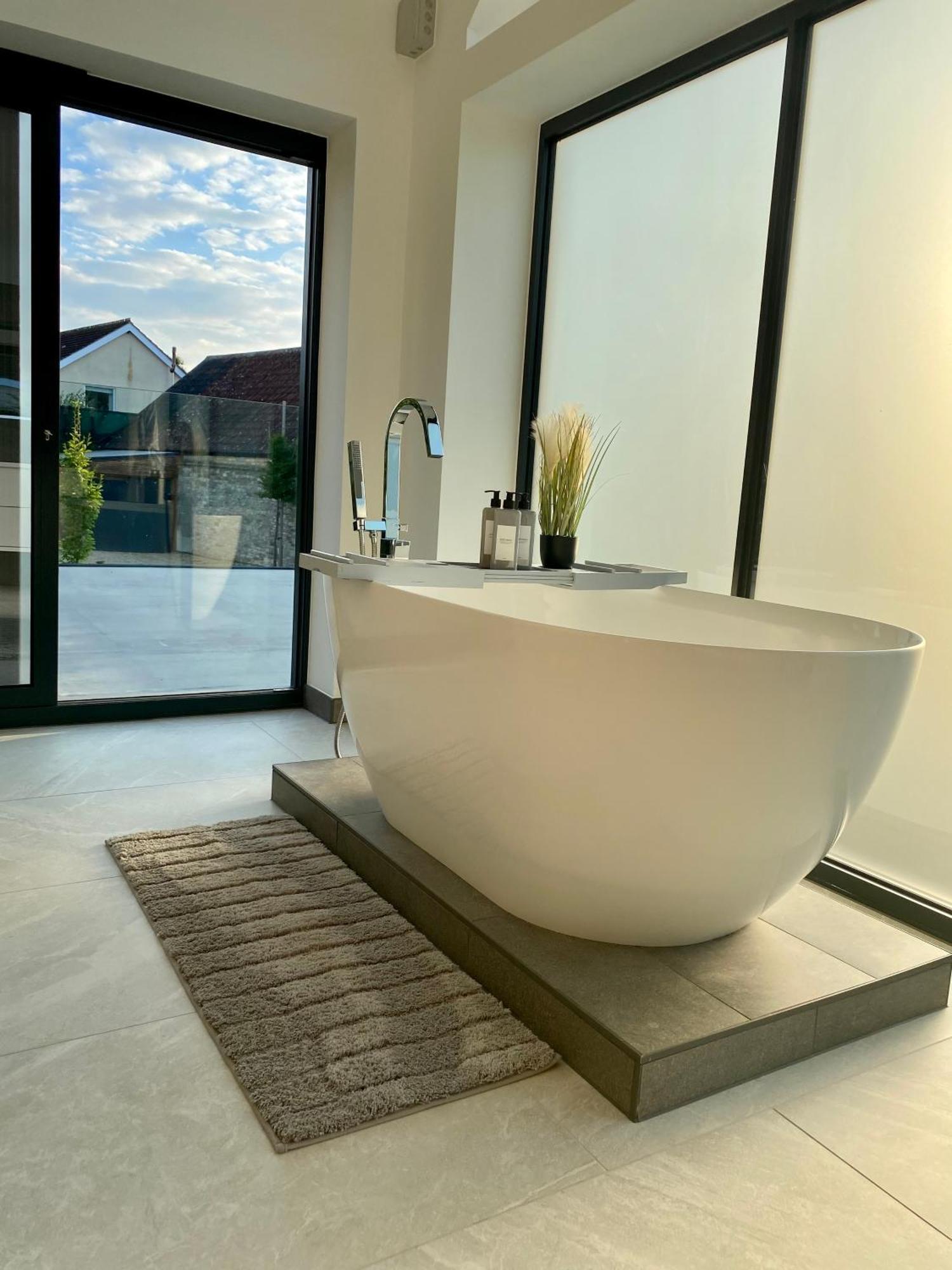 Stunning Modern Home Set In Beautiful Grounds. Bath Luaran gambar