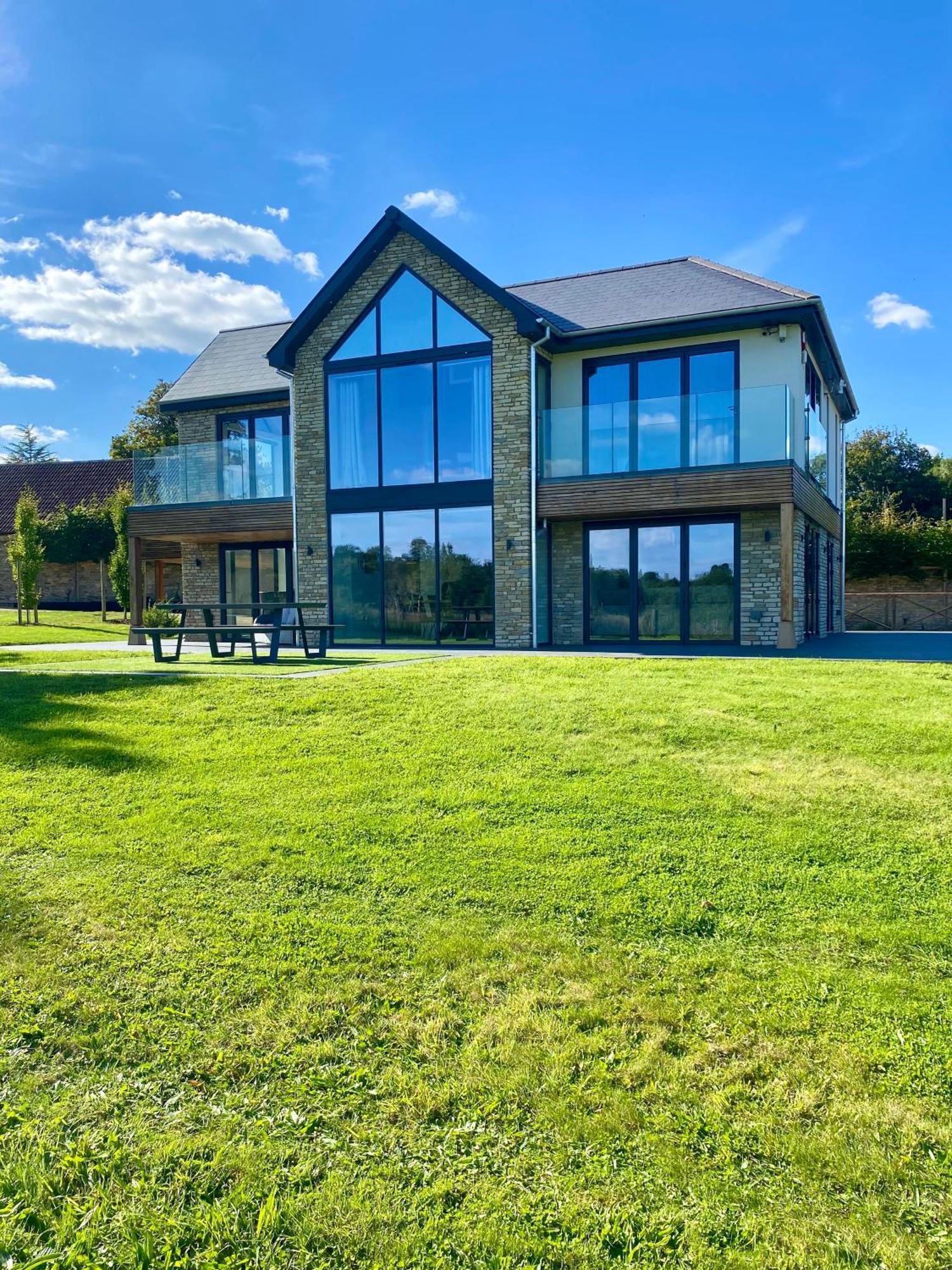 Stunning Modern Home Set In Beautiful Grounds. Bath Luaran gambar