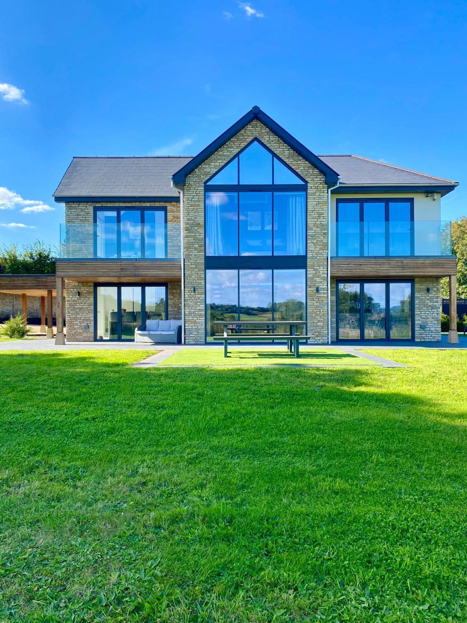 Stunning Modern Home Set In Beautiful Grounds. Bath Luaran gambar