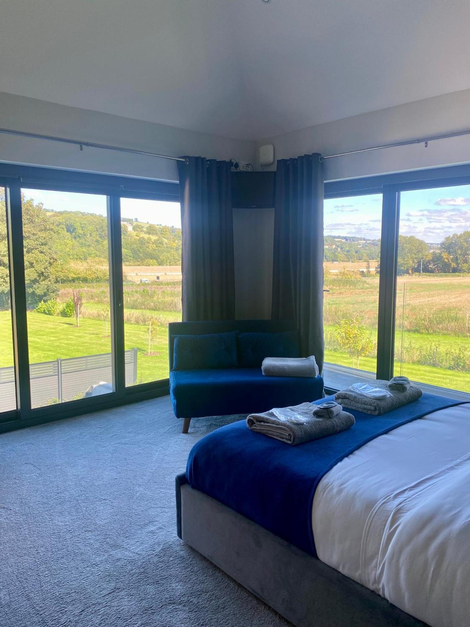 Stunning Modern Home Set In Beautiful Grounds. Bath Luaran gambar