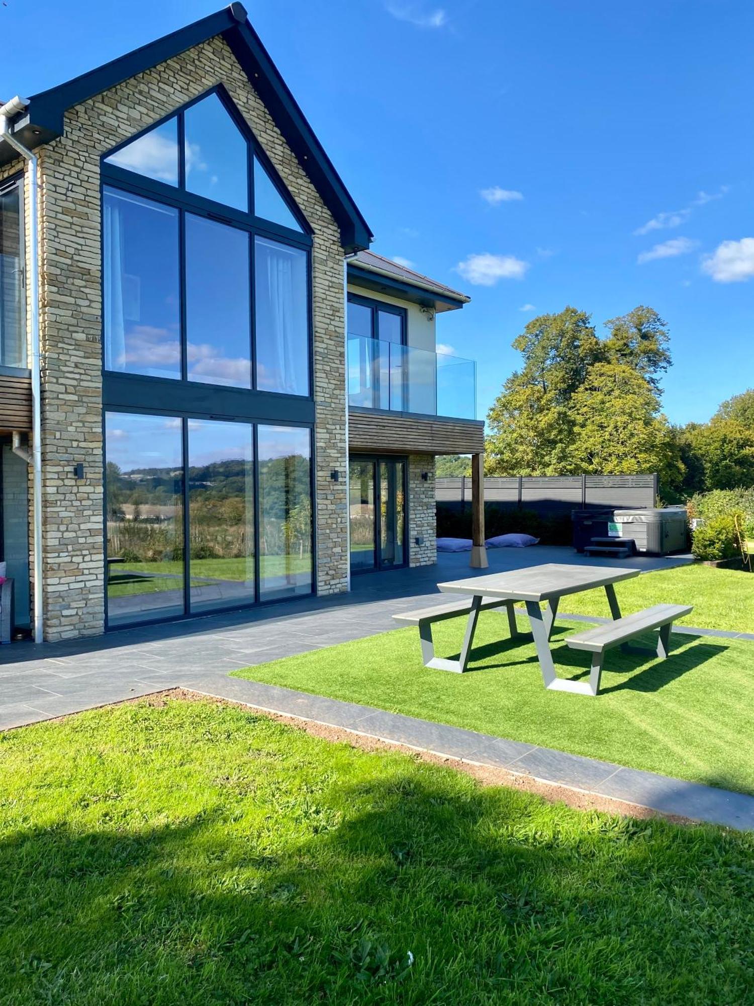 Stunning Modern Home Set In Beautiful Grounds. Bath Luaran gambar