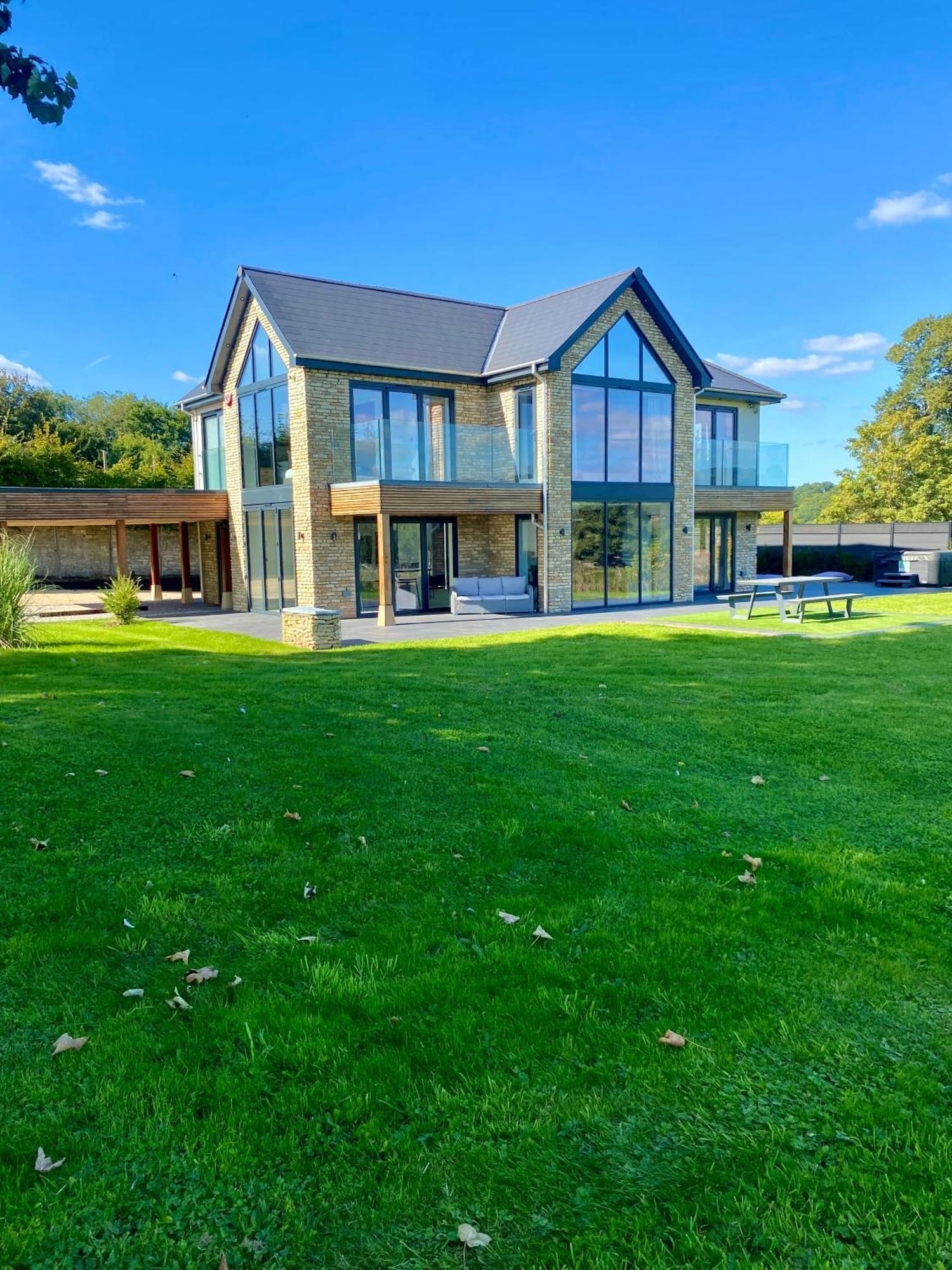 Stunning Modern Home Set In Beautiful Grounds. Bath Luaran gambar